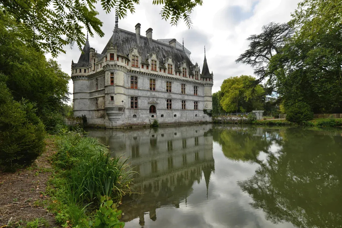 Château d'Azay-le-Rideau reflected in the Indre, the morning stop of a Loire Valley wine and castle tour from Tours