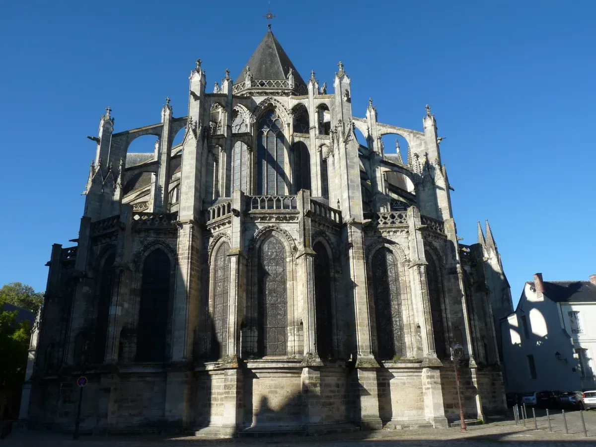 Saint-Gatien cathedral in Tours on a clear day, a sight for travellers who base Loire Valley wine and castle tours in Tours
